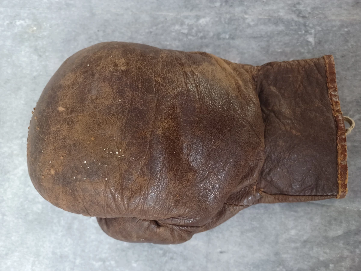 Oude lederen bokshandschoenen met vetersluiting