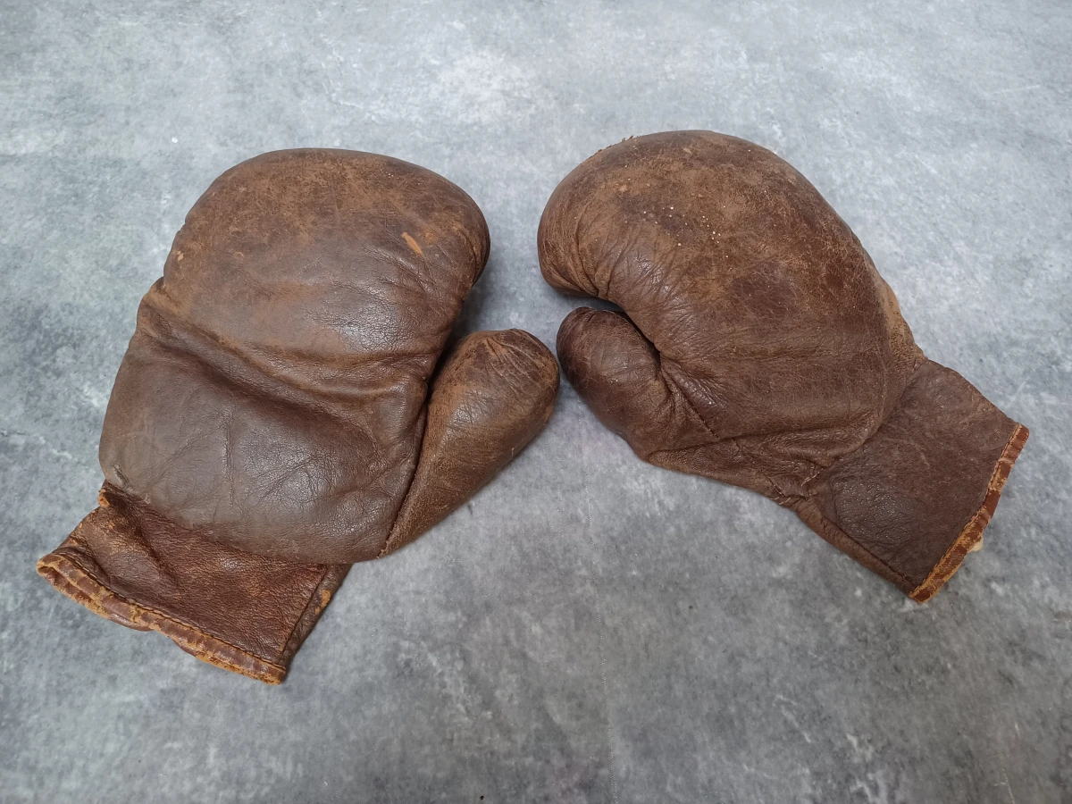 Oude lederen bokshandschoenen met vetersluiting