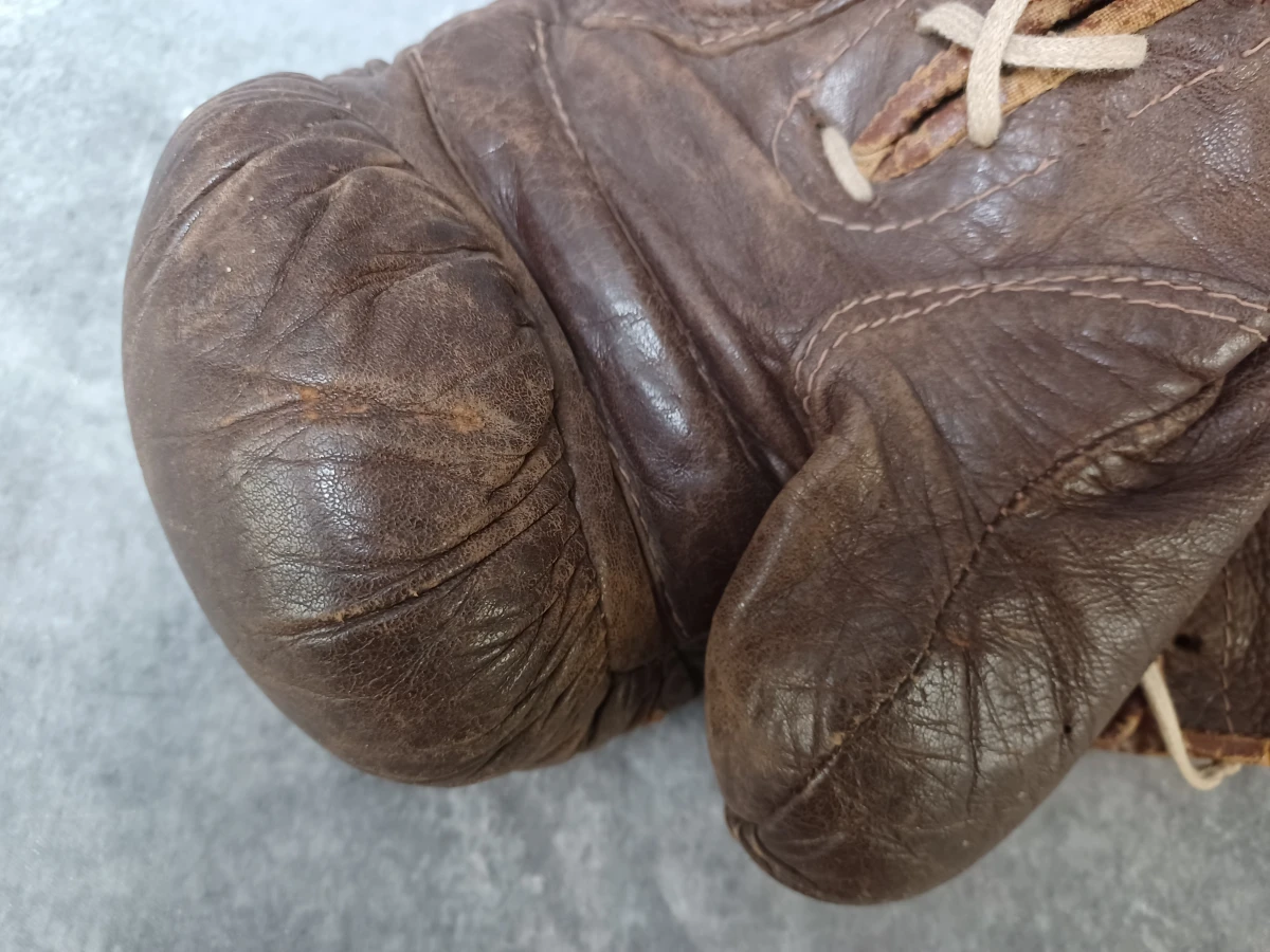 Oude lederen bokshandschoenen met vetersluiting
