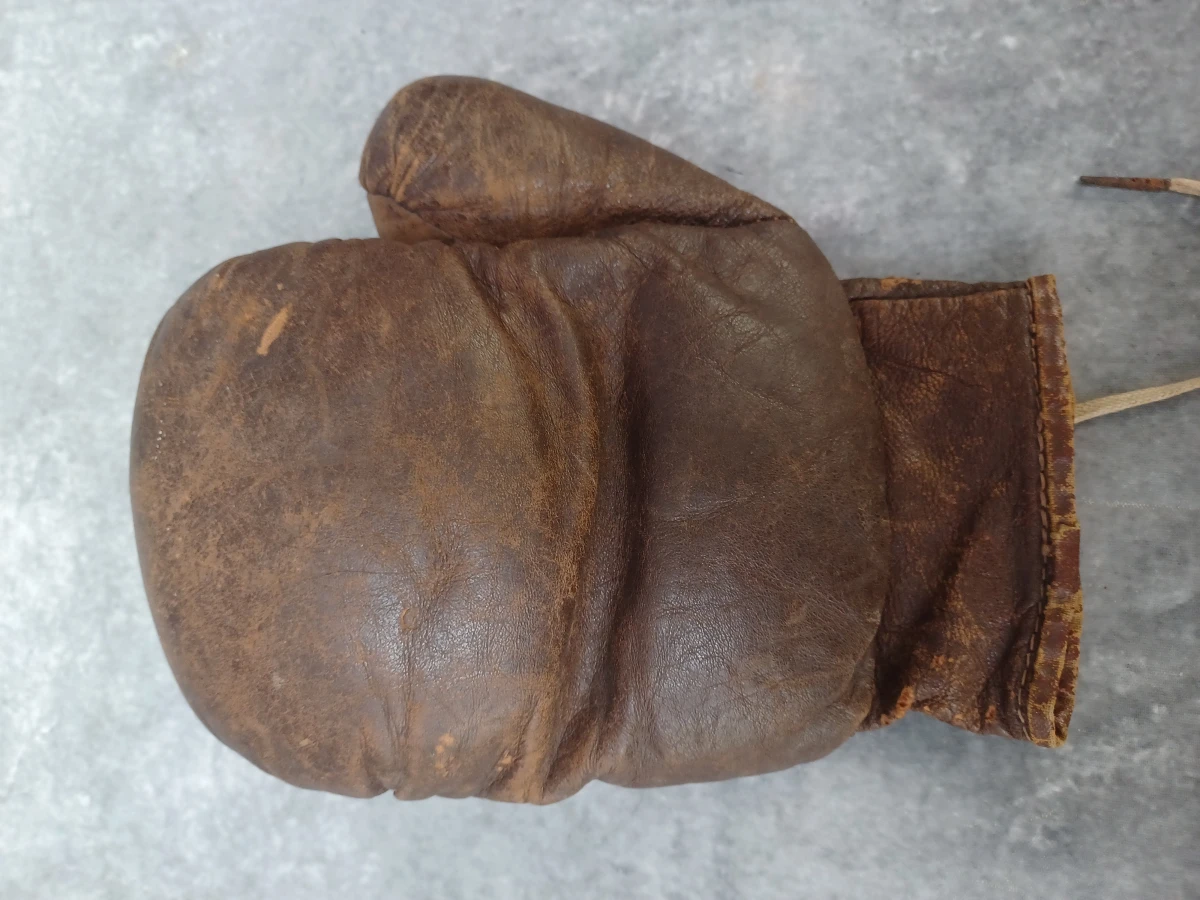 Oude lederen bokshandschoenen met vetersluiting