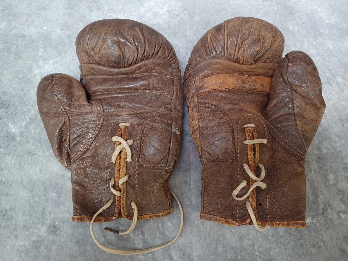 Oude lederen bokshandschoenen met vetersluiting