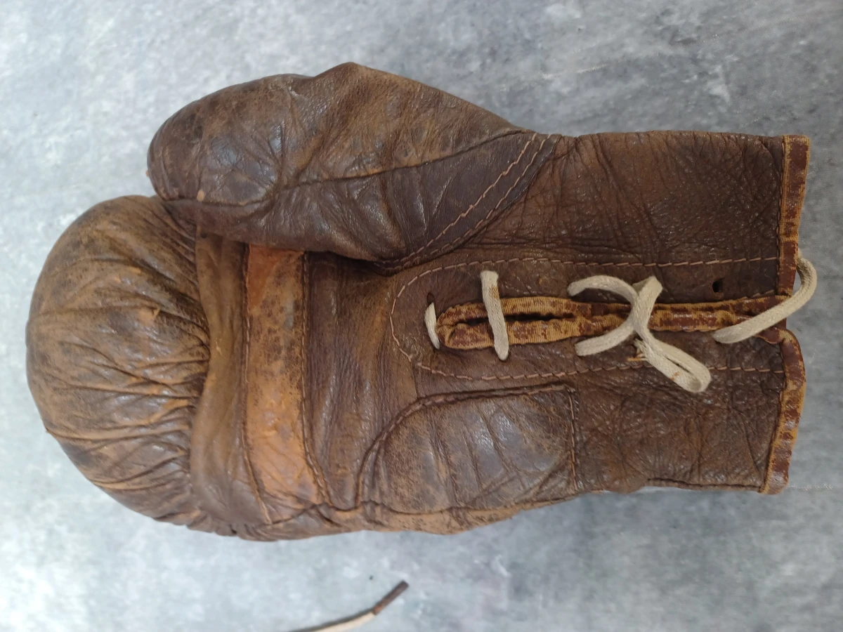 Oude lederen bokshandschoenen met vetersluiting