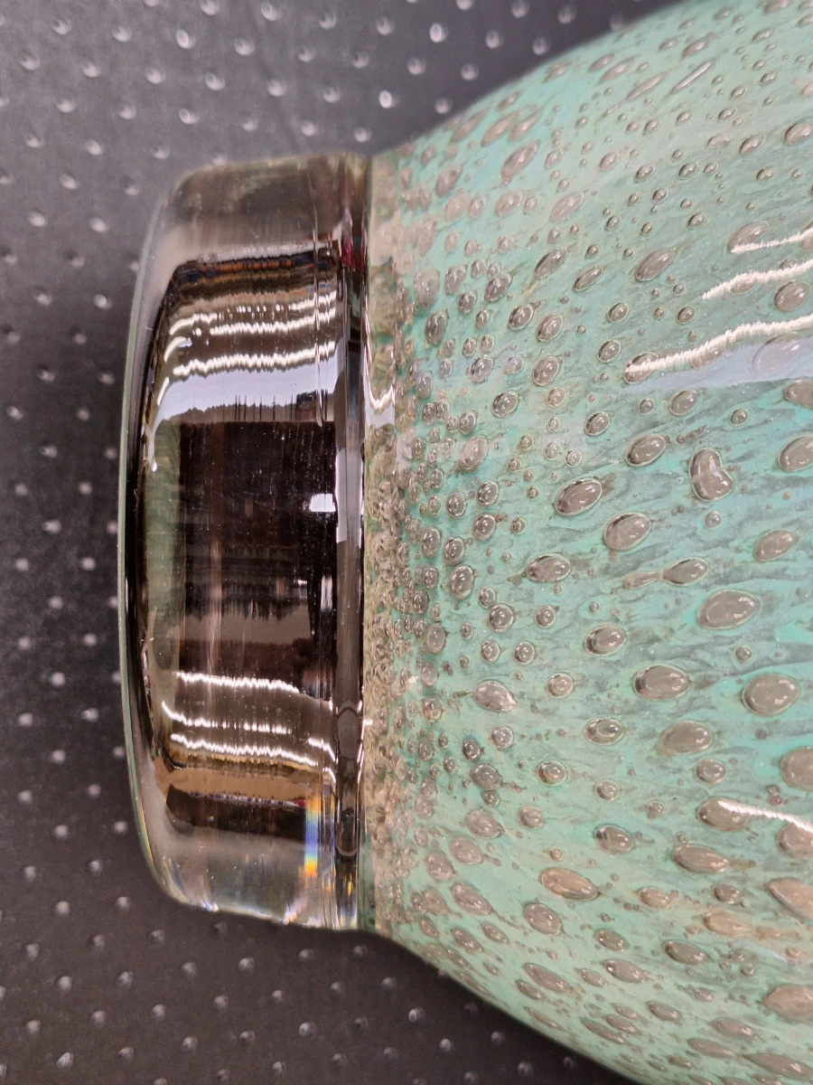 Mondgeblazen glazen designvaas van DutZ Collection - Jade groen met unieke bubbelstructuur