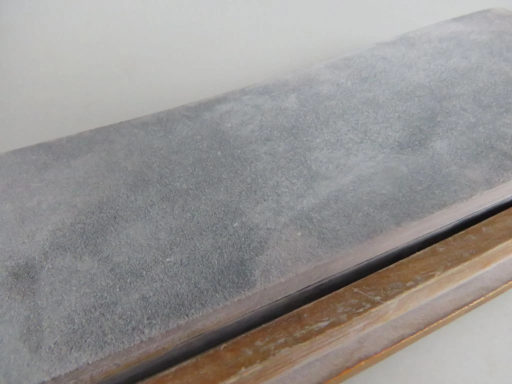 Vintage wetsteen in houten opbergdoos (22.5 x 8.8 x 3.5 cm)