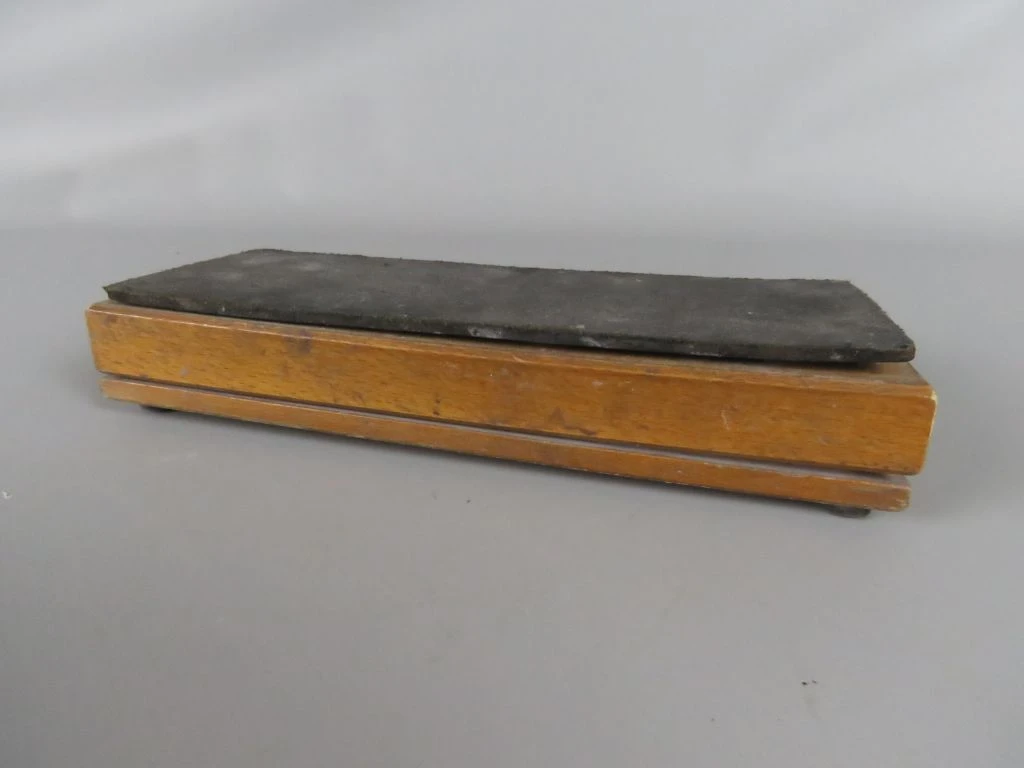Vintage wetsteen in houten opbergdoos (22.5 x 8.8 x 3.5 cm)