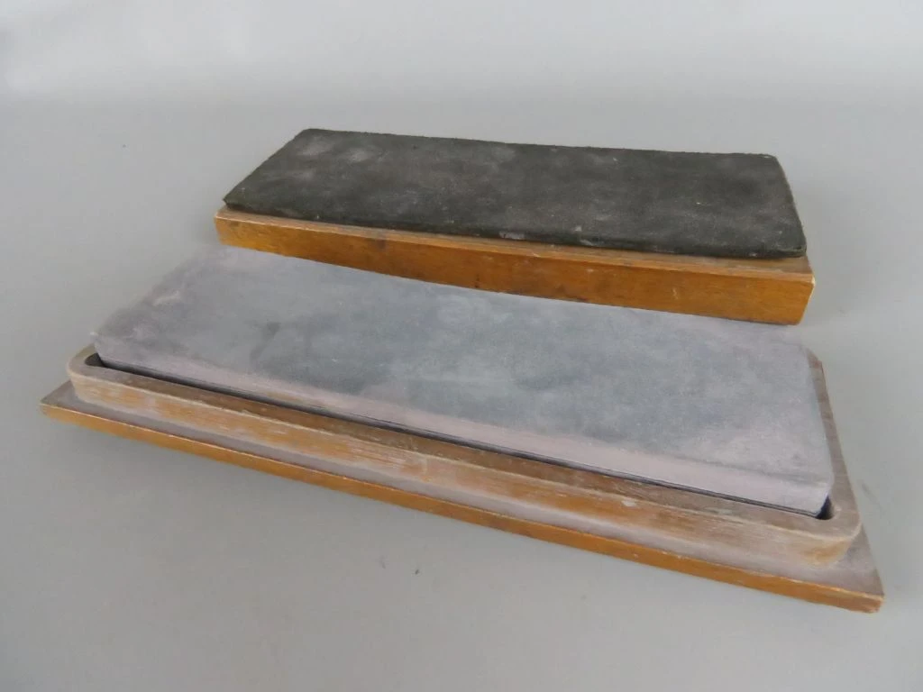 Vintage wetsteen in houten opbergdoos (22.5 x 8.8 x 3.5 cm)
