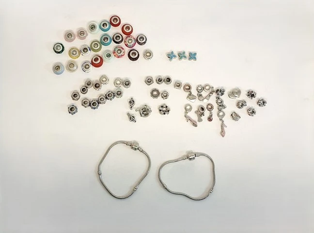 Lot Pandora bedel en armband