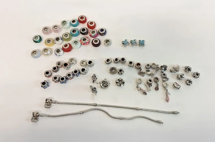 Lot Pandora bedel en armband