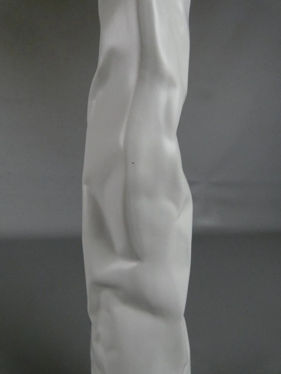 Witte keramische vaas met gerimpeld design
