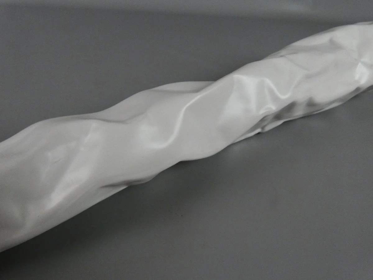 Witte keramische vaas met gerimpeld design