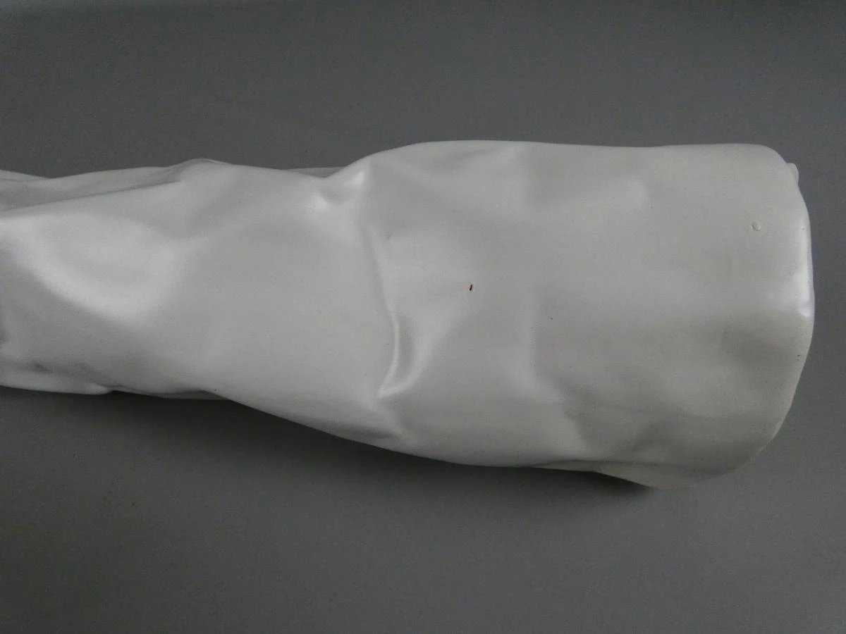 Witte keramische vaas met gerimpeld design