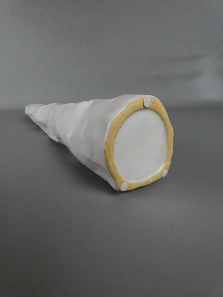 Witte keramische vaas met gerimpeld design