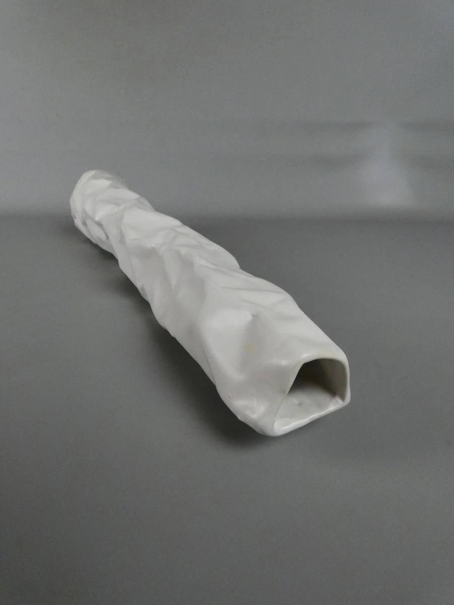Witte keramische vaas met gerimpeld design