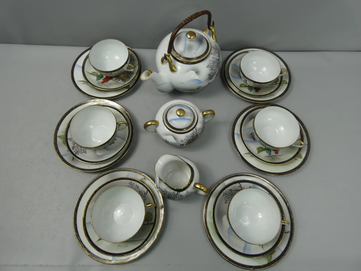 Vintage Aziatische porseleinen theeservies met gouden accenten