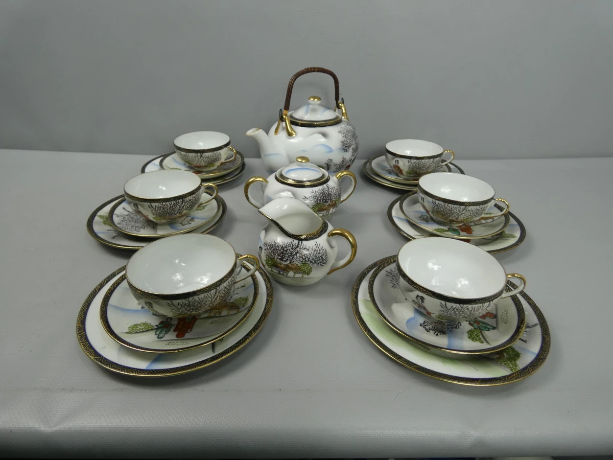 Vintage Aziatische porseleinen theeservies met gouden accenten
