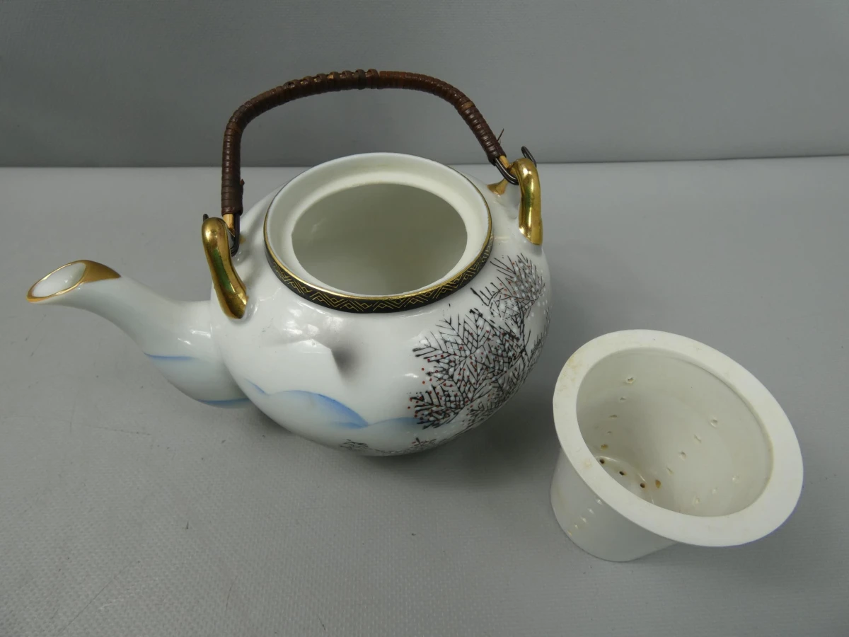 Vintage Aziatische porseleinen theeservies met gouden accenten