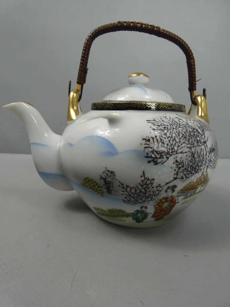 Vintage Aziatische porseleinen theeservies met gouden accenten