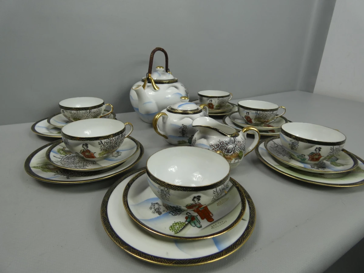 Vintage Aziatische porseleinen theeservies met gouden accenten
