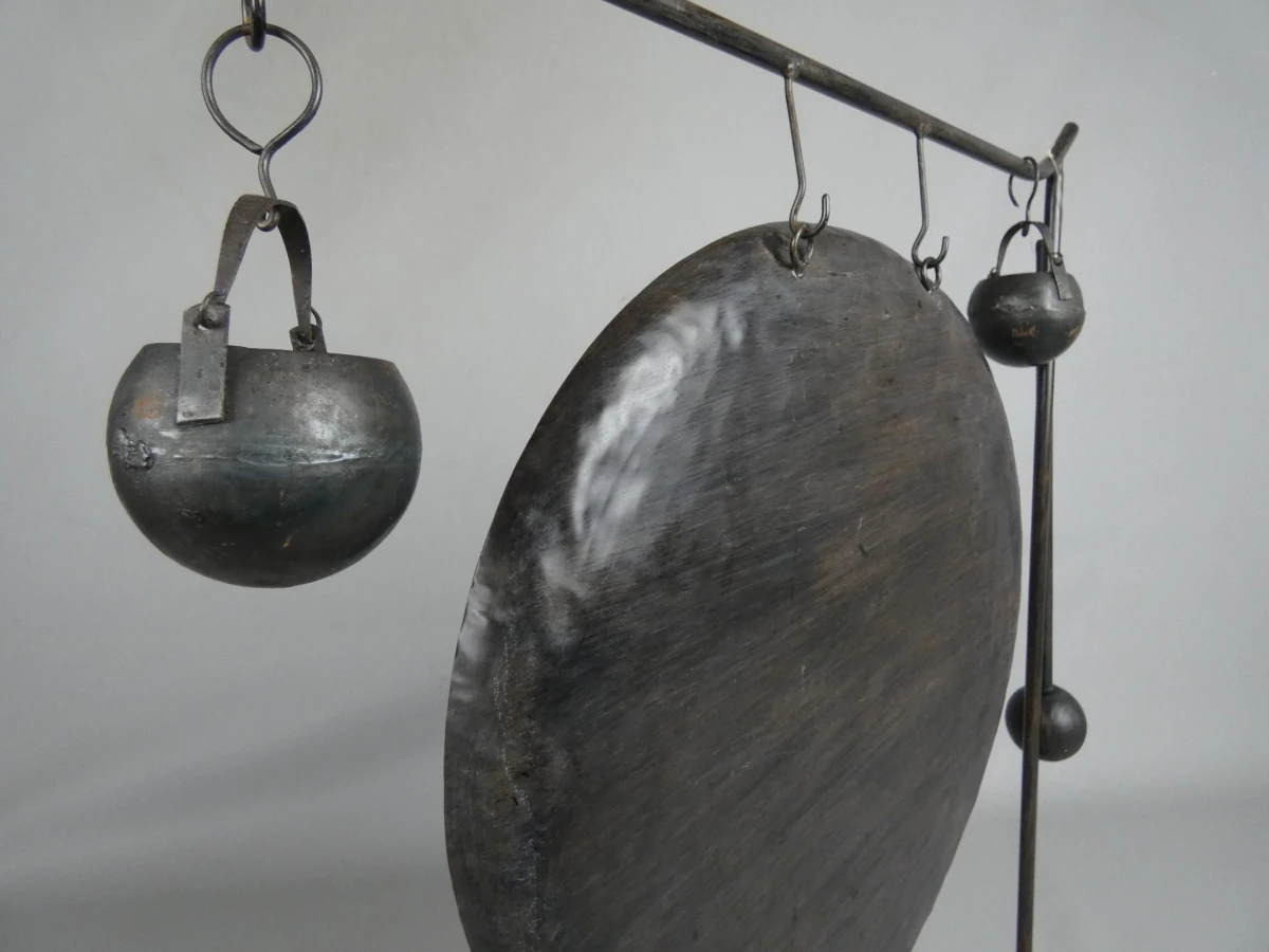 Decoratieve metalen gong met standaard