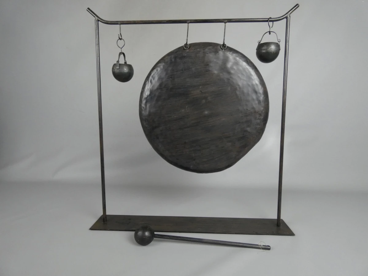 Decoratieve metalen gong met standaard