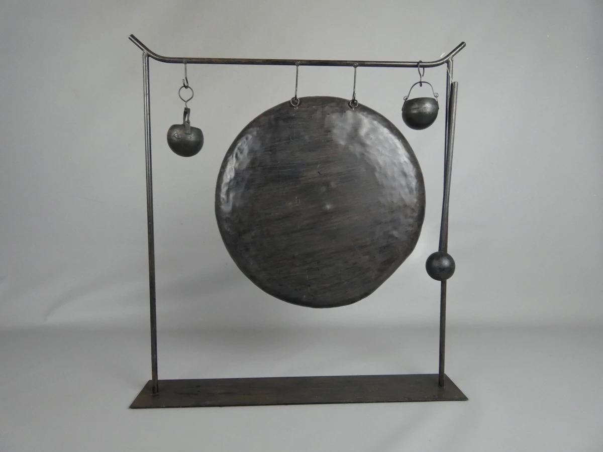 Decoratieve metalen gong met standaard