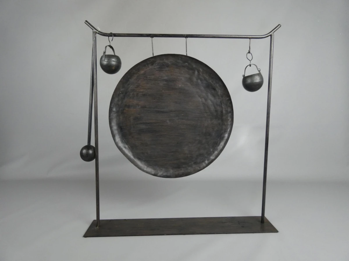 Decoratieve metalen gong met standaard