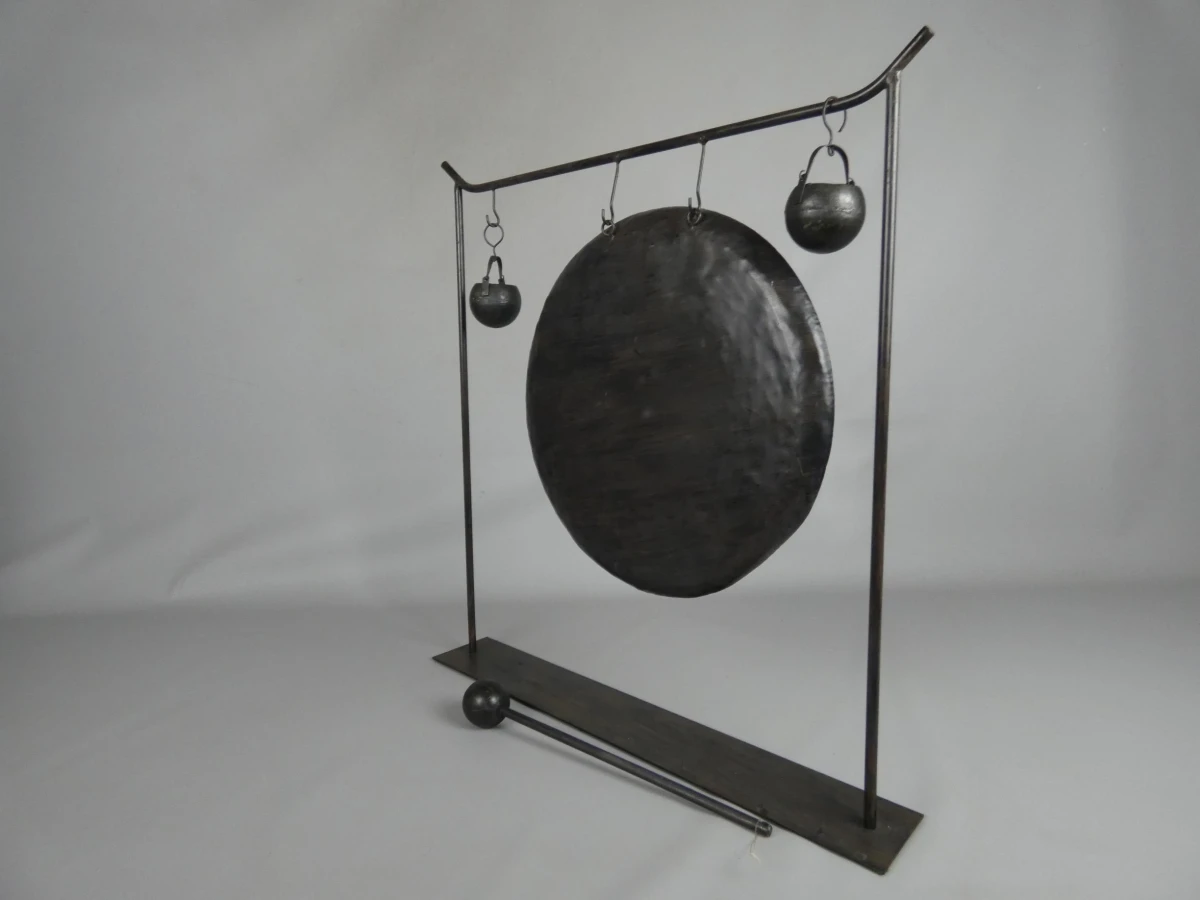 Decoratieve metalen gong met standaard