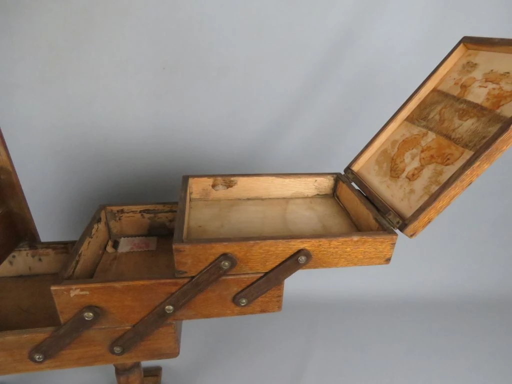 Vintage Houten Naaikist op Poten met Uitklapbaar Harmonica-Systeem
