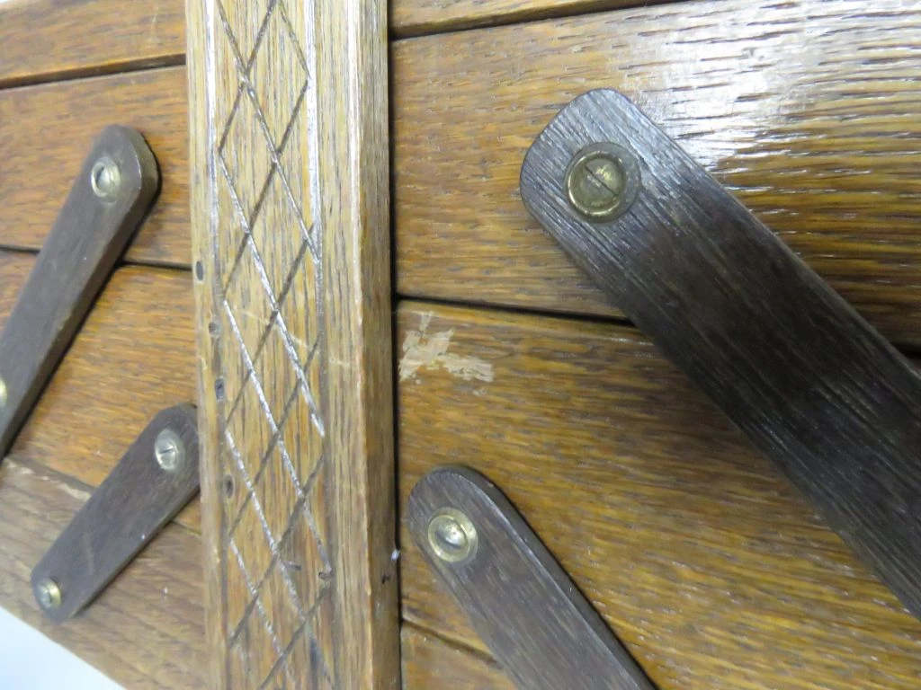 Vintage Houten Naaikist op Poten met Uitklapbaar Harmonica-Systeem