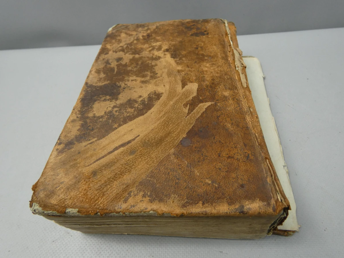 Antiek Frans-Latijns-Latijns-Frans woordenboek 1826