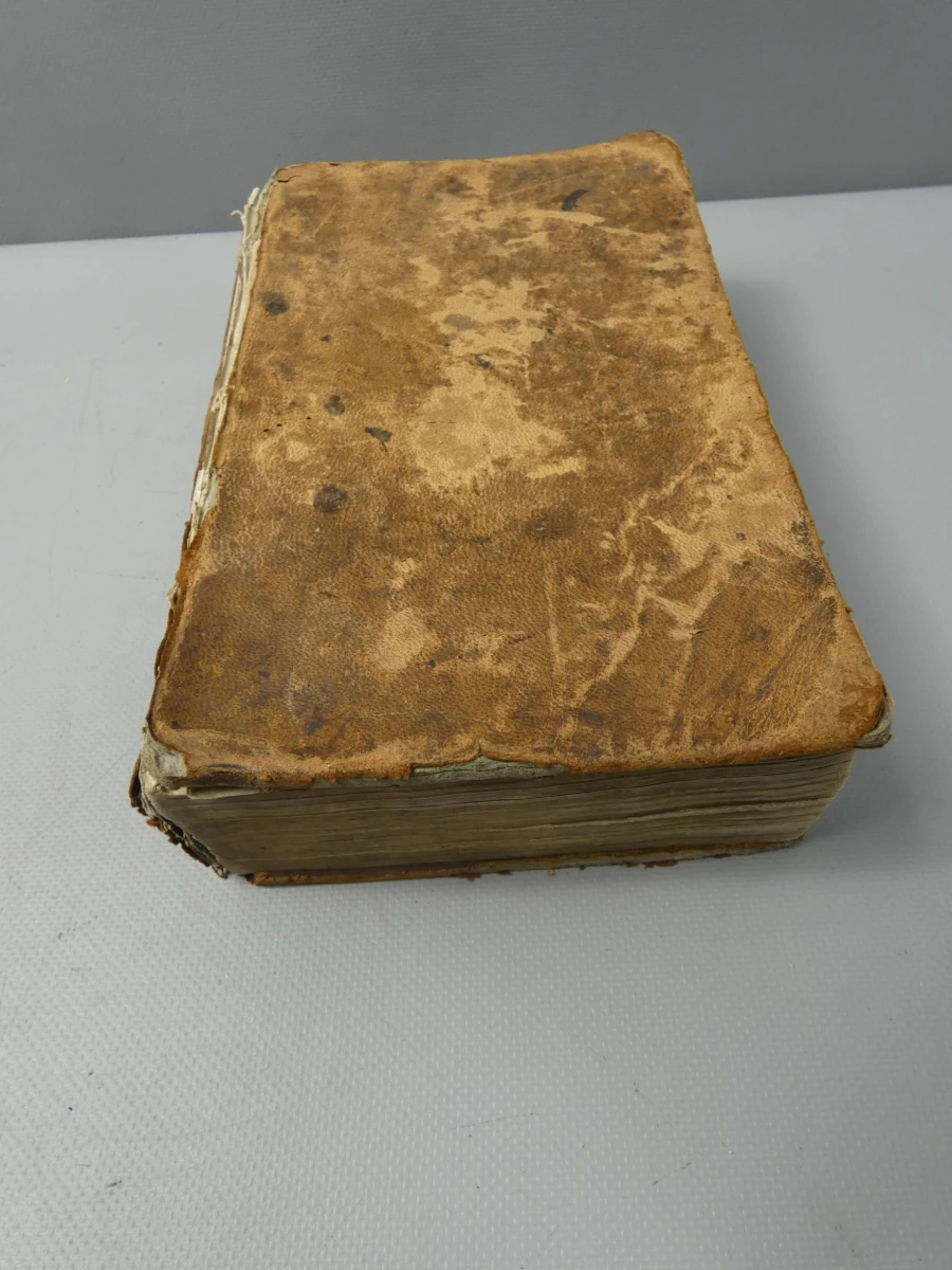 Antiek Frans-Latijns-Latijns-Frans woordenboek 1826