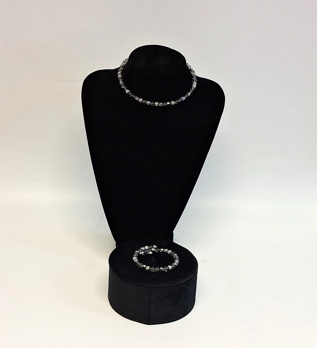 Set van ketting en armband met zwarte en zilverkleurige kralen