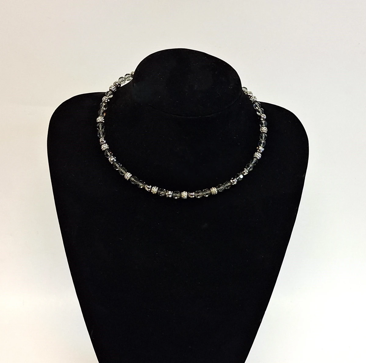 Set van ketting en armband met zwarte en zilverkleurige kralen
