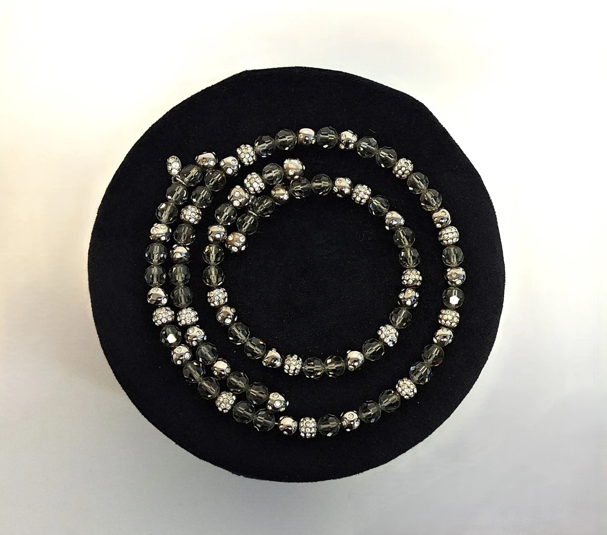 Set van ketting en armband met zwarte en zilverkleurige kralen
