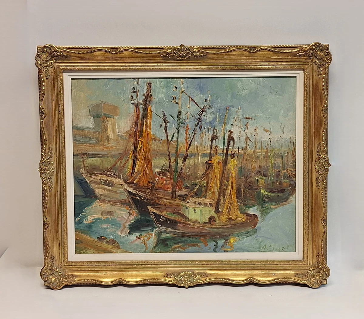 Olieverfschilderij van vissersboten in een haven met gouden lijst