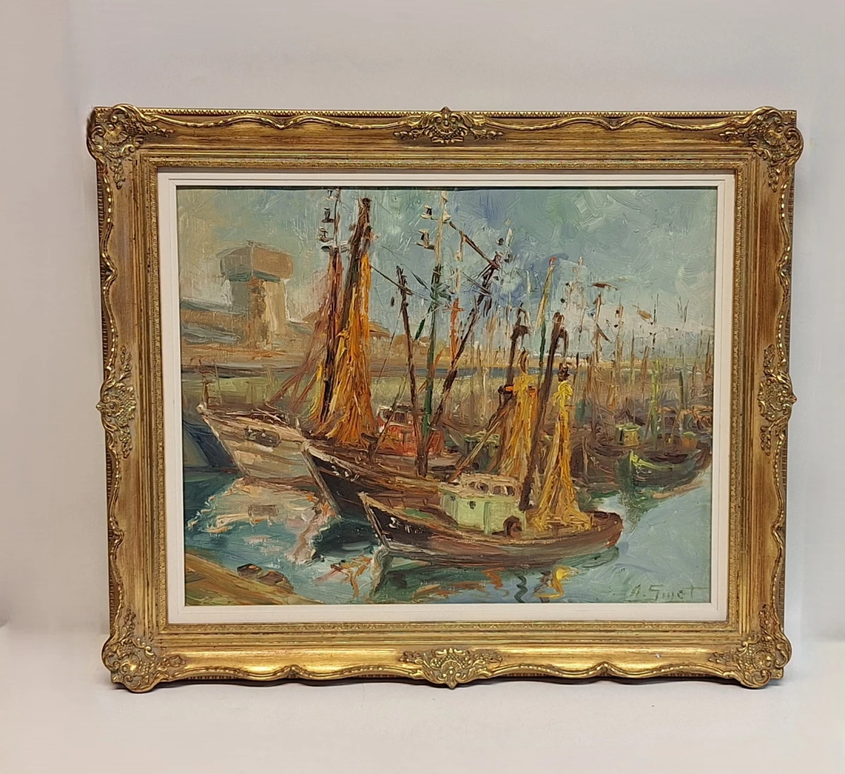 Olieverfschilderij van vissersboten in een haven met gouden lijst