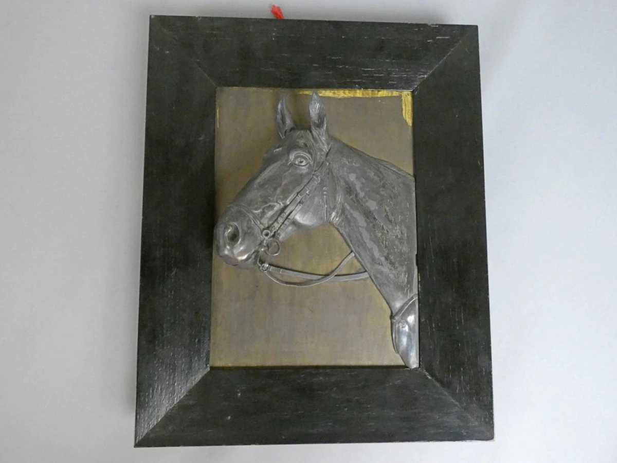 Wandreliëf met paardenkop