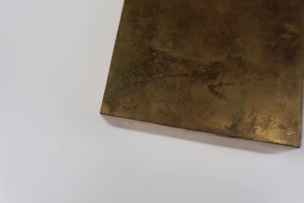 Bronzen paperweight met signatuur van Monique Gerber