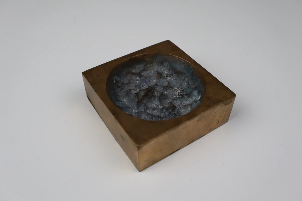 Bronzen paperweight met signatuur van Monique Gerber