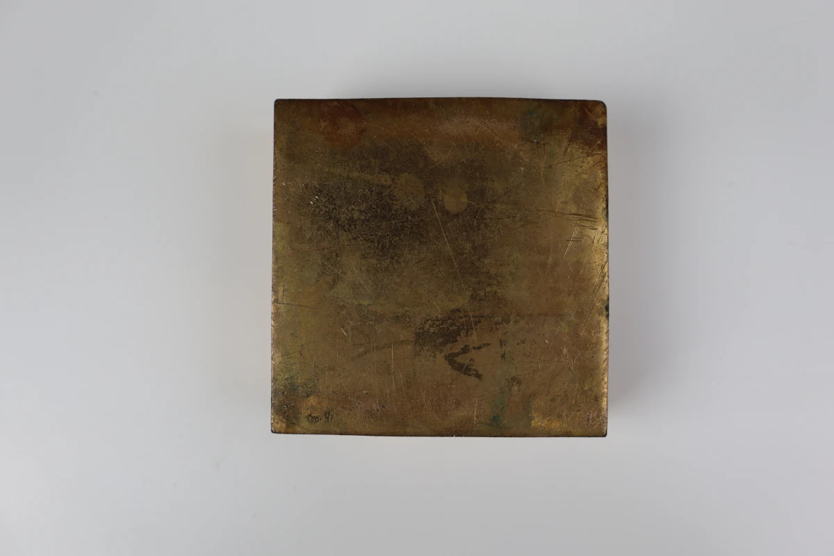 Bronzen paperweight met signatuur van Monique Gerber