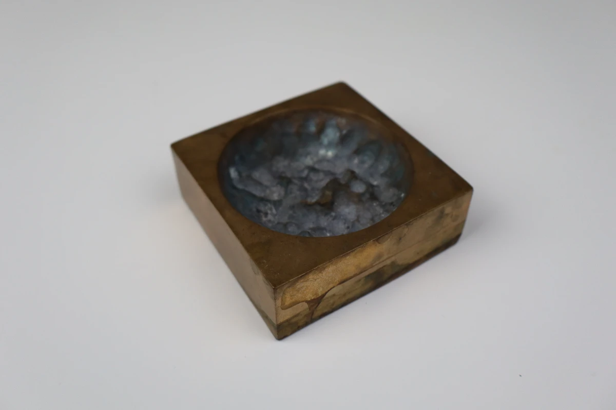 Bronzen paperweight met signatuur van Monique Gerber