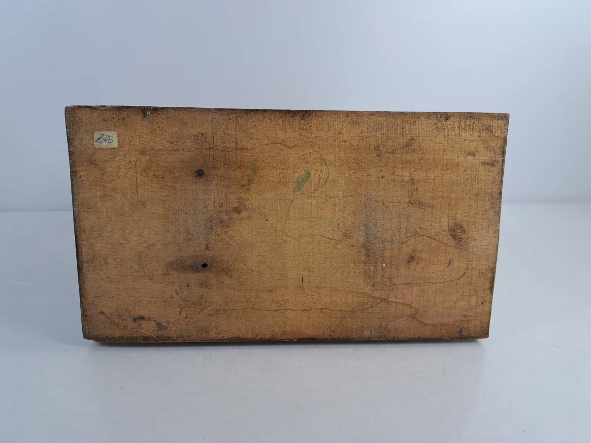 Houten beeld van een maki op houten voetstuk