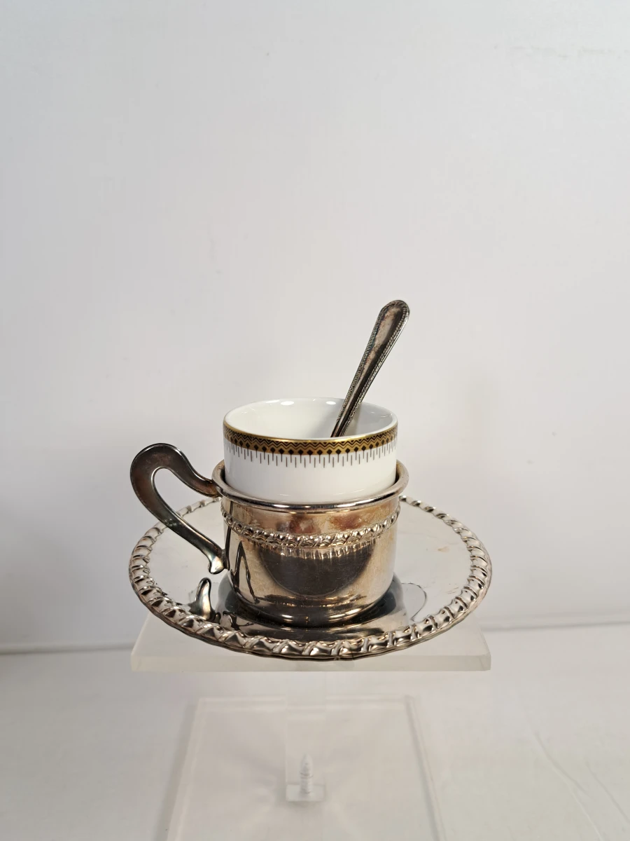 Antiek zilverkleurig servies met kopjes, schotels en dekselpot