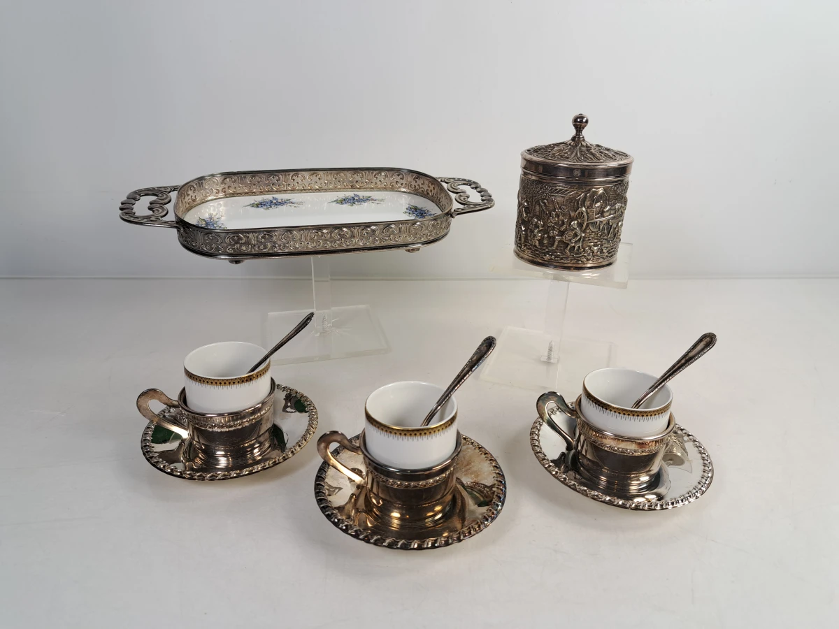 Antiek zilverkleurig servies met kopjes, schotels en dekselpot