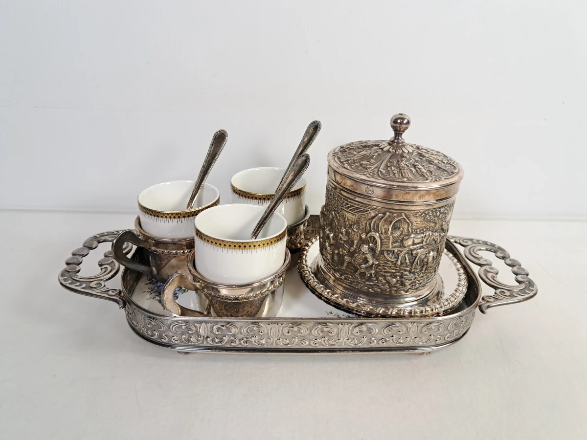 Antiek zilverkleurig servies met kopjes, schotels en dekselpot