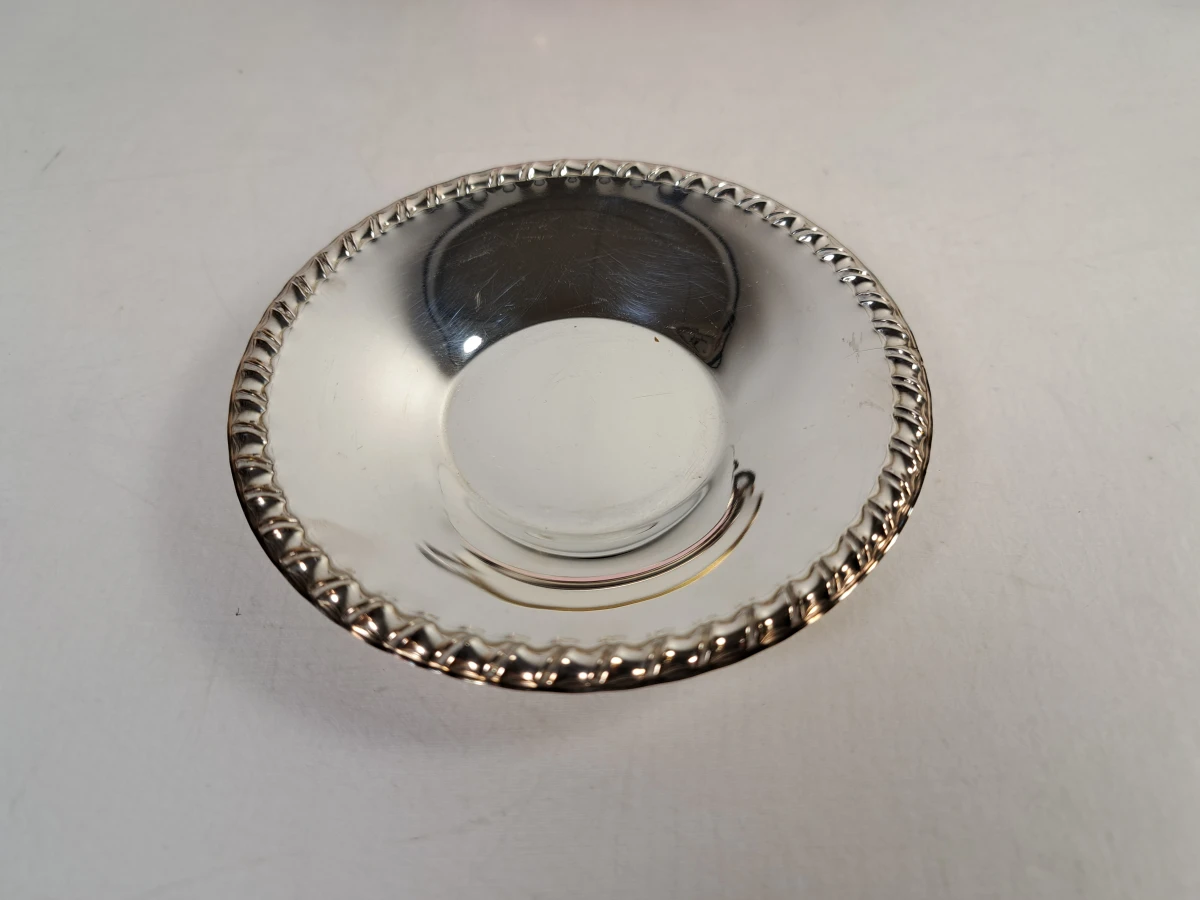 Antiek zilverkleurig servies met kopjes, schotels en dekselpot
