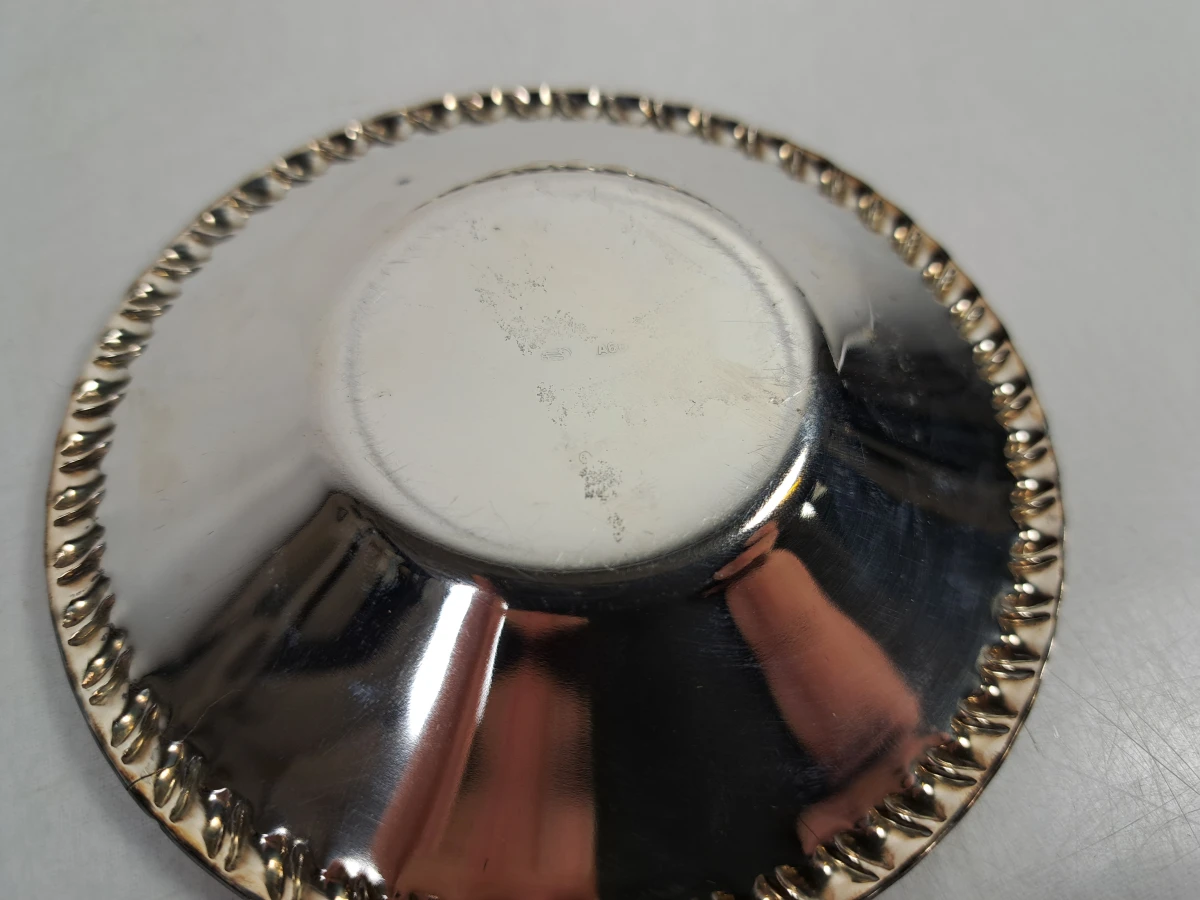 Antiek zilverkleurig servies met kopjes, schotels en dekselpot