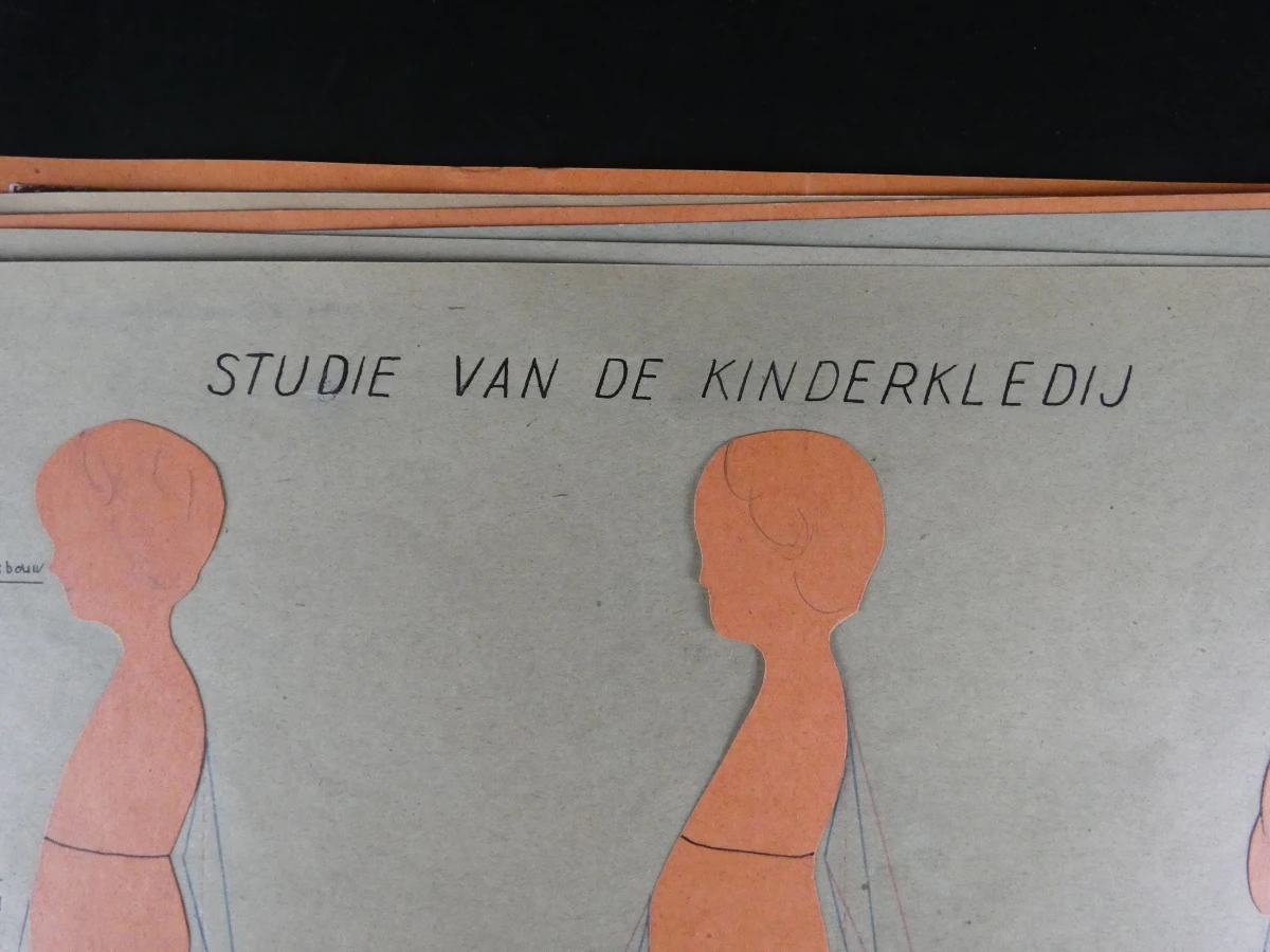 Vintage portfolio kleedrmakerij studieplaten