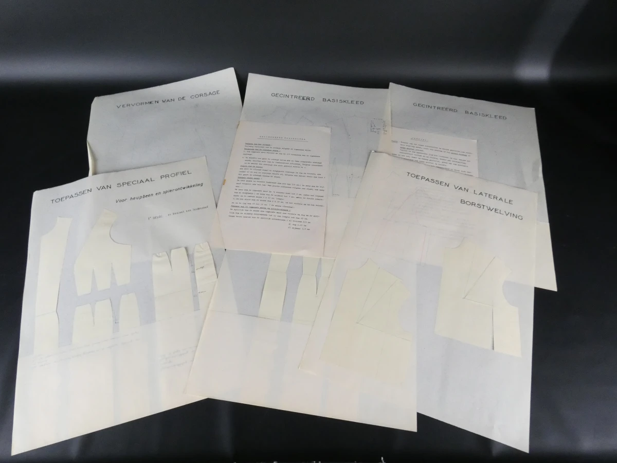 Vintage portfolio kleedrmakerij studieplaten