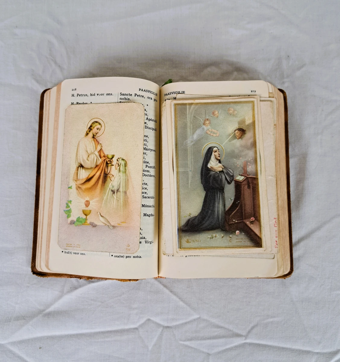 Set van twee katholieke liturgische boeken van Brepols Turnhout in lederen band